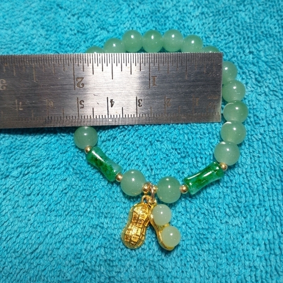 Goldtone peanut good luck green faux jade beaded stretch bracelet - Picture 2 of 3